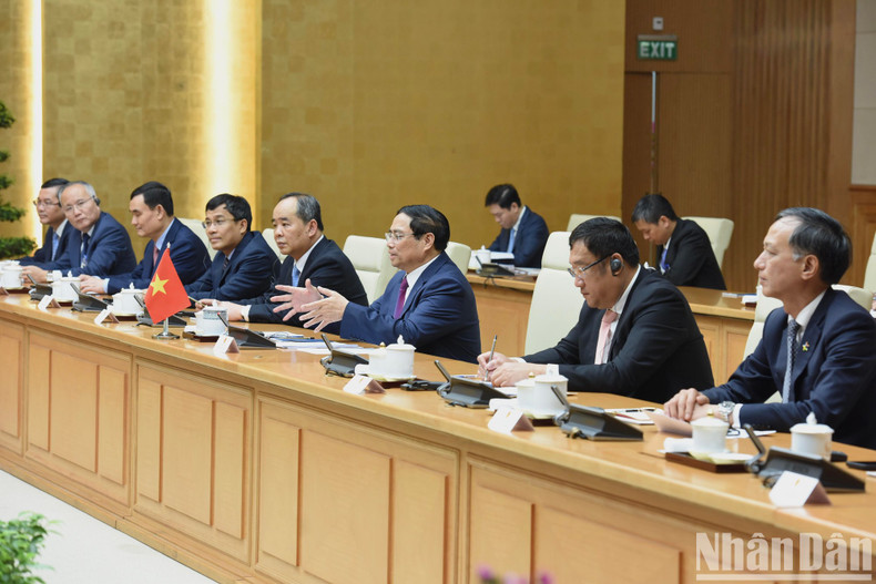政府总理范明正和越南政府代表团成员。 政府总理范明正和越南政府代表团成员。