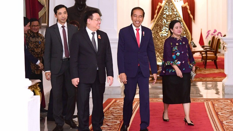 印尼总统佐科·维多多热烈欢迎国会主席王廷惠。(图片来源:越通社) 印尼总统佐科·维多多热烈欢迎国会主席王廷惠。(图片来源:越通社)