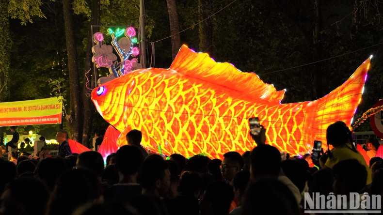 虽然农历八月的中秋节通常是在阳历九月，但是，在宣光省，人们提前两个月“准备了各种灯笼并举行灯笼游行活动。（中孝 摄）