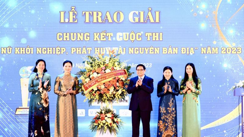 越共中央政治局委员、政府总理范明正(右三)出席仪式并向越南妇女联合会送花篮。(陈海 摄) 越共中央政治局委员、政府总理范明正(右三)出席仪式并向越南妇女联合会送花篮。(陈海 摄)