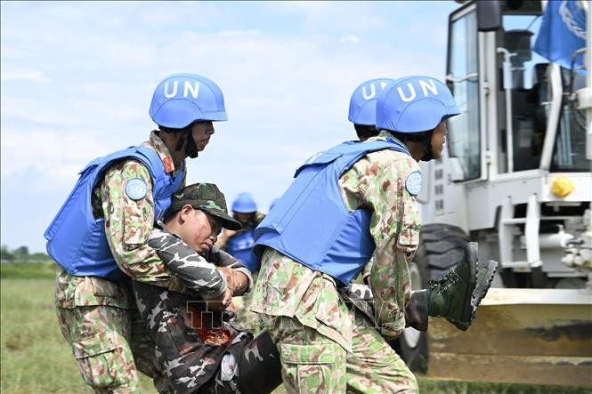 应急演练场景为:联合国维和部队执行任务时遭遇爆炸物爆炸事故受伤。(图片来源:越通社) 应急演练场景为:联合国维和部队执行任务时遭遇爆炸物爆炸事故受伤。(图片来源:越通社)