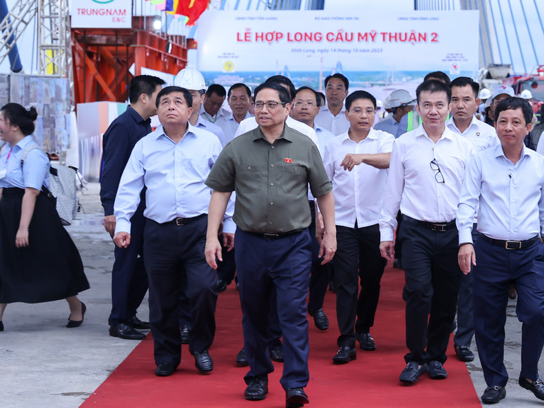 越南政府总理范明正出席美顺二号大桥合龙仪式。（图片来源：VGP）