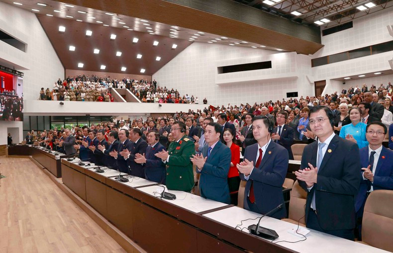 越方代表团。 越方代表团。