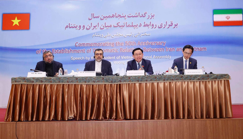 越南国会主席王廷惠和伊朗政治研究与国际关系院代表合影。（图片来源：尹晋 摄）