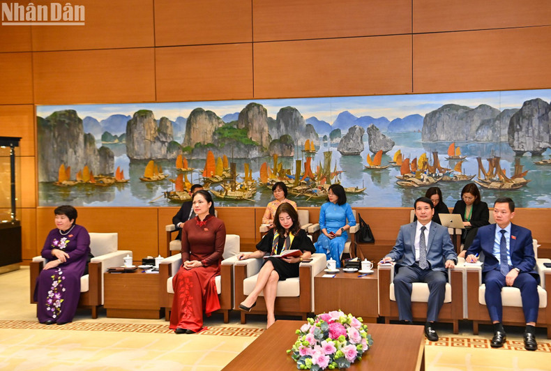 参加活动的越南国会代表和越南妇女联合会代表。 参加活动的越南国会代表和越南妇女联合会代表。
