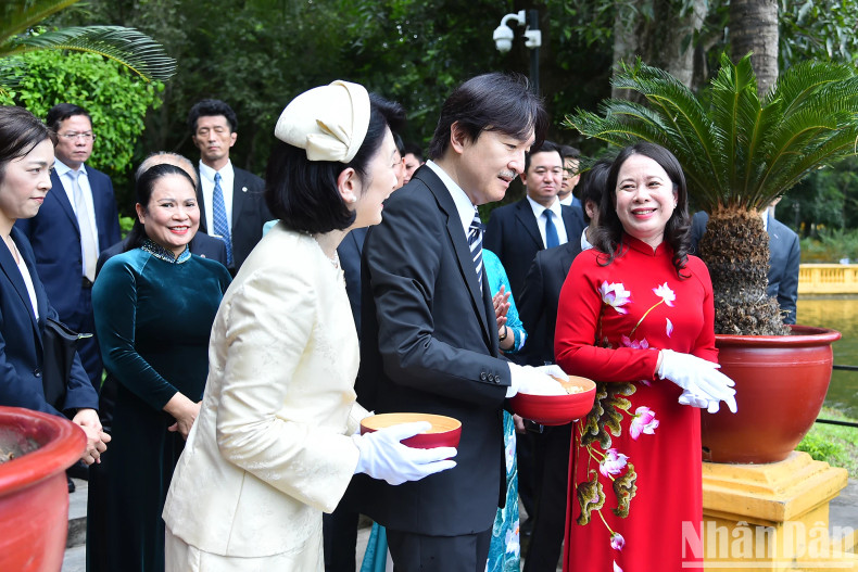 越南国家副主席武氏映春同日本皇嗣秋筱宫文仁亲王和秋筱宫妃纪子交谈。(水原 摄) 越南国家副主席武氏映春同日本皇嗣秋筱宫文仁亲王和秋筱宫妃纪子交谈。(水原 摄)