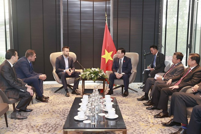 越南国会主席王廷惠会见保加利亚最大制药企业SoPharma集团并购总监迪米塔尔·奈德诺夫。(图片来源:越通社) 越南国会主席王廷惠会见保加利亚最大制药企业SoPharma集团并购总监迪米塔尔·奈德诺夫。(图片来源:越通社)