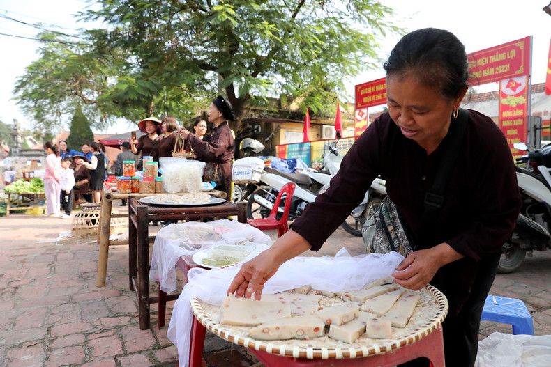 乡村集市的年货品种丰富，供应充足。