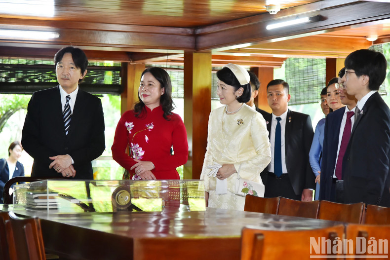 越南国家副主席武氏映春同日本皇嗣秋筱宫文仁亲王和秋筱宫妃纪子参观胡伯伯的高脚屋。(水原 摄) 越南国家副主席武氏映春同日本皇嗣秋筱宫文仁亲王和秋筱宫妃纪子参观胡伯伯的高脚屋。(水原 摄)