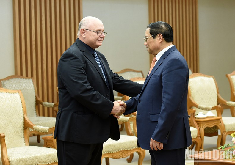 政府总理范明正欢迎陪同古巴内务部长拉萨罗·阿尔韦托的成员。 政府总理范明正欢迎陪同古巴内务部长拉萨罗·阿尔韦托的成员。