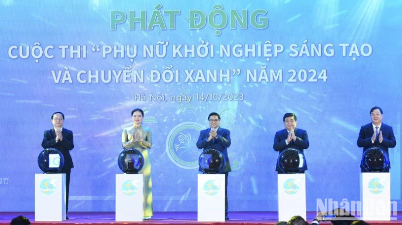 范明正总理和各位代表按钮发起2024年“妇女创新创业”大赛启动仪式。(陈海 摄) 范明正总理和各位代表按钮发起2024年“妇女创新创业”大赛启动仪式。(陈海 摄)