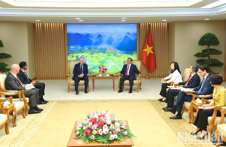 越南政府总理范明正会见了英国前首相、托尼·布莱尔全球变化研究所 执行主席托尼·布莱尔。 越南政府总理范明正会见了英国前首相、托尼·布莱尔全球变化研究所 执行主席托尼·布莱尔。