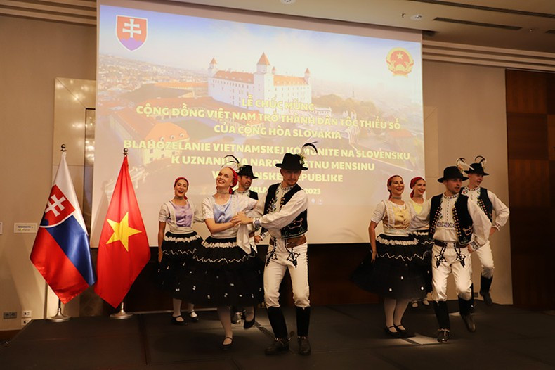 斯洛伐克艺术家在活动上的表演节目。