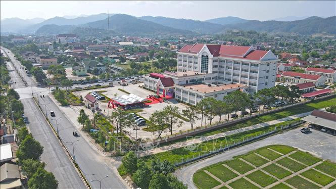 由越南援建的老越友谊医院在老挝川圹省竣工落成。