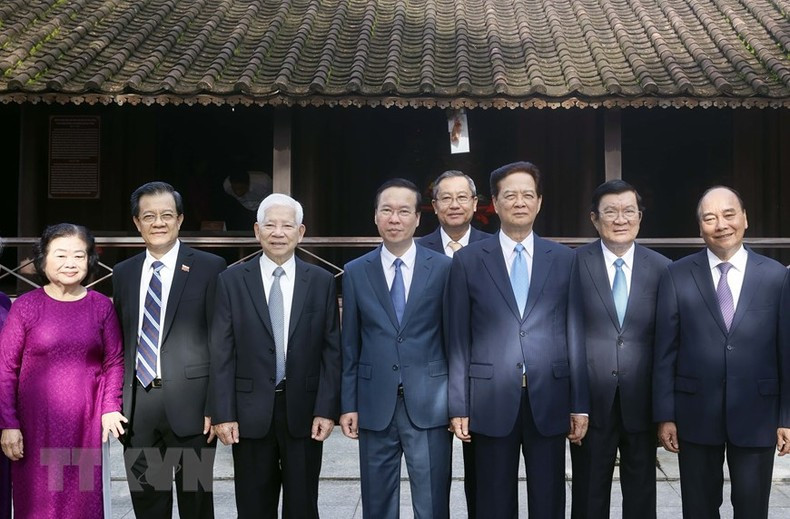 国家主席武文赏、党和国家领导、党和国家前领导在孙德胜主席童年纪念馆合影。(图片来源:越通社) 国家主席武文赏、党和国家领导、党和国家前领导在孙德胜主席童年纪念馆合影。(图片来源:越通社)