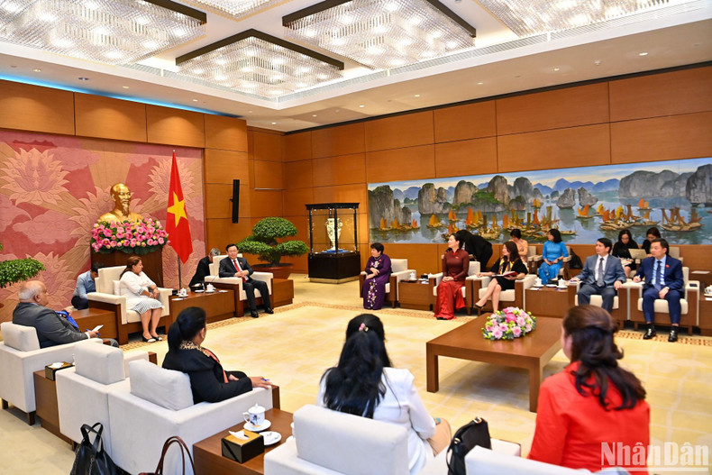 越南国会主席王廷惠在国会大厦会见古巴妇联总书记阿玛雷耶。 越南国会主席王廷惠在国会大厦会见古巴妇联总书记阿玛雷耶。