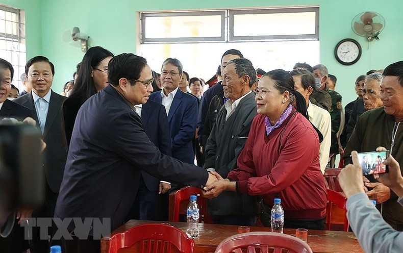 范明正总理走访慰问为2021-2025年阶段北南高速公路(东边)项目被征收土地的家庭。 范明正总理走访慰问为2021-2025年阶段北南高速公路(东边)项目被征收土地的家庭。