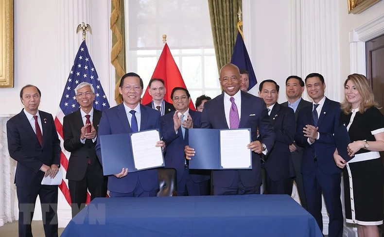 越南政府总理范明正和纽约市长埃里克·亚当斯见证胡志明市与纽约市签署建立友好合作关系的备忘录。（图片来源：越通社）