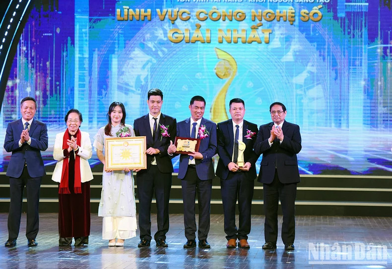 政府总理范明正颁发数字技术领域的一等奖。 政府总理范明正颁发数字技术领域的一等奖。