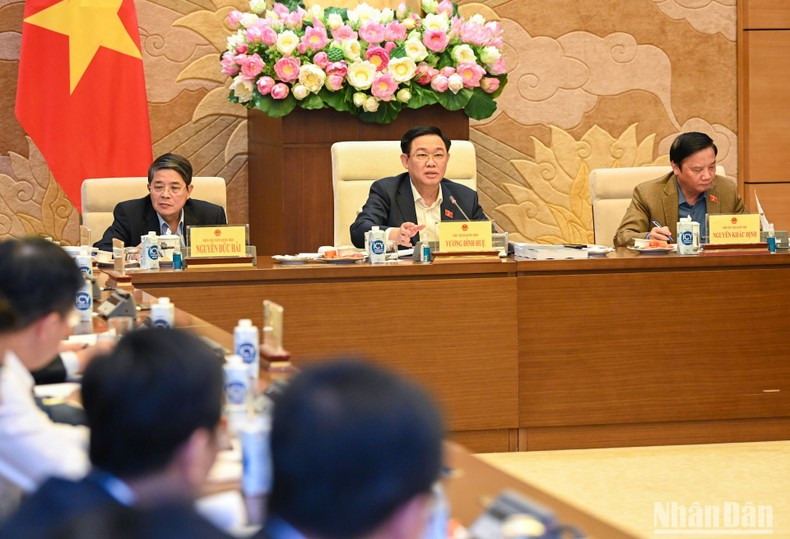 国会主席王廷惠发表讲话。 国会主席王廷惠发表讲话。