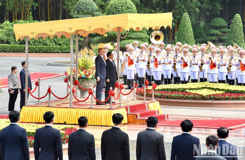 政府总理范明正和澳大利亚总理安东尼·阿尔巴尼斯向各自的国旗敬礼。 政府总理范明正和澳大利亚总理安东尼·阿尔巴尼斯向各自的国旗敬礼。