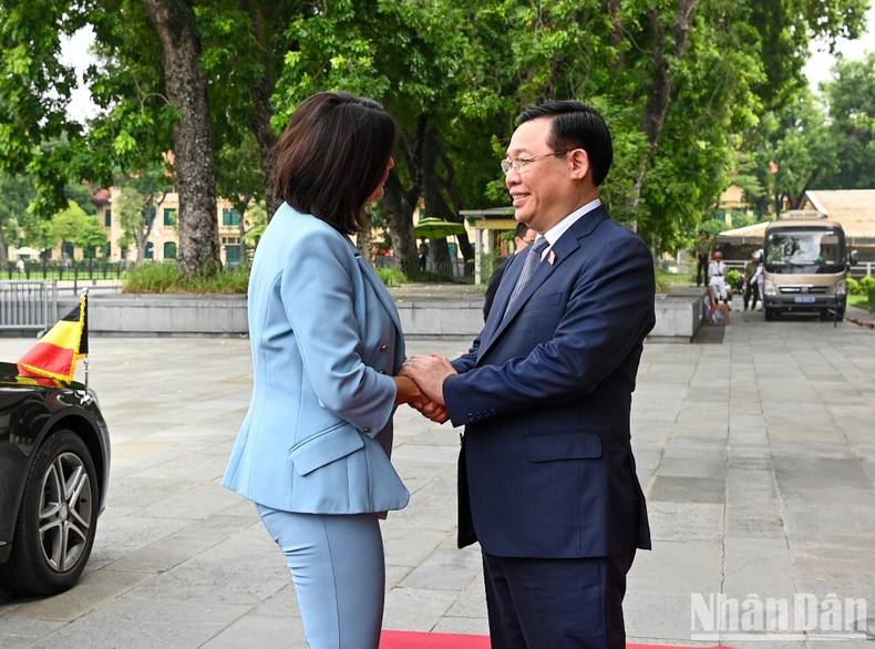 越南国会主席王廷惠欢迎比利时参议院议长斯蒂芬妮·德霍斯访问越南。 越南国会主席王廷惠欢迎比利时参议院议长斯蒂芬妮·德霍斯访问越南。