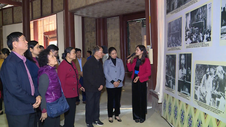 党和国家领导、前领导参观越南共产党第二次全国代表大会举办地遗迹。 党和国家领导、前领导参观越南共产党第二次全国代表大会举办地遗迹。