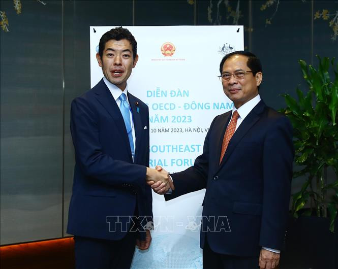 裴青山部长会见了正在河内进行访问并出席2023年经合组织-东南亚部长级论坛的日本外务副大臣辻清人。（图片来源：越通社）
