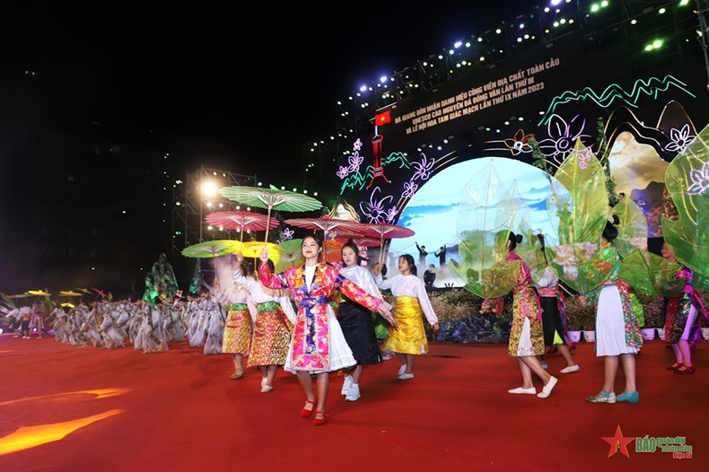 活动上的艺术表演节目。(图片来源:人民军队报) 活动上的艺术表演节目。(图片来源:人民军队报)