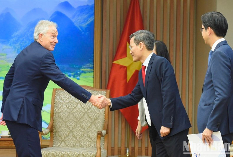 英国前首相、托尼·布莱尔全球变化研究所 执行主席托尼·布莱尔与越方代表握手。 英国前首相、托尼·布莱尔全球变化研究所 执行主席托尼·布莱尔与越方代表握手。