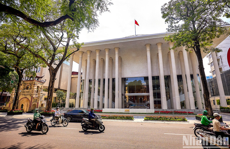 剑湖剧院于7月9日举行落成典礼,52根整体石柱是从西班牙进口的。 剑湖剧院于7月9日举行落成典礼,52根整体石柱是从西班牙进口的。