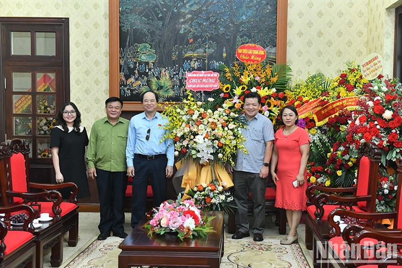 越南老龄协会代表团前来庆祝《人民报》社。（登科 摄）