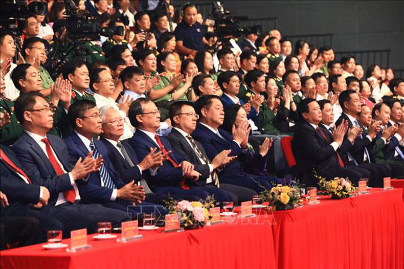 越共中央政治局委员、中央书记处常务书记张氏梅,越共中央政治局委员、胡志明国家政治学院院长、中央理论委员会主席、比赛指导委员会主任阮春胜,越共中央书记处书记、中央宣教部部长阮重义以及各部委、行业、中央机关和许多省市领导代表一同出席仪式。 越共中央政治局委员、中央书记处常务书记张氏梅,越共中央政治局委员、胡志明国家政治学院院长、中央理论委员会主席、比赛指导委员会主任阮春胜,越共中央书记处书记、中央宣教部部长阮重义以及各部委、行业、中央机关和许多省市领导代表一同出席仪式。