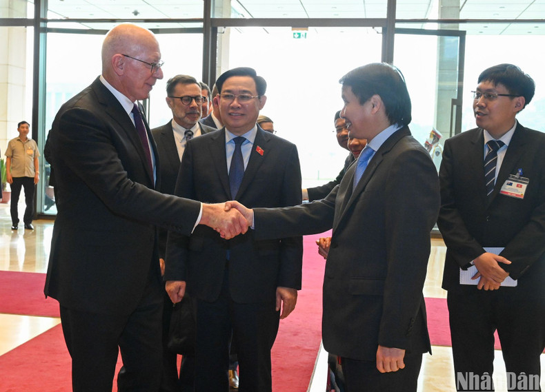 国会主席王廷惠向澳大利亚总督戴维·赫尔利介绍越方代表团成员。 国会主席王廷惠向澳大利亚总督戴维·赫尔利介绍越方代表团成员。