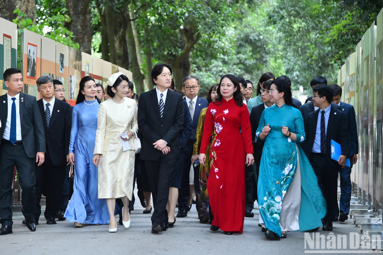 越南国家副主席武氏映春同日本皇嗣秋筱宫文仁亲王和秋筱宫妃纪子听取有关胡志明主席遗迹区的的介绍。(水原 摄) 越南国家副主席武氏映春同日本皇嗣秋筱宫文仁亲王和秋筱宫妃纪子听取有关胡志明主席遗迹区的的介绍。(水原 摄)