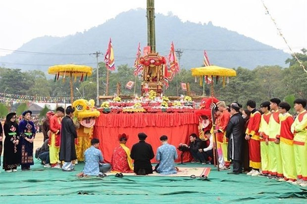 巫师在祭坛前进行祭拜,感恩天地,祈求平安健康、幸福美满。(图片来源:越通社) 巫师在祭坛前进行祭拜,感恩天地,祈求平安健康、幸福美满。(图片来源:越通社)