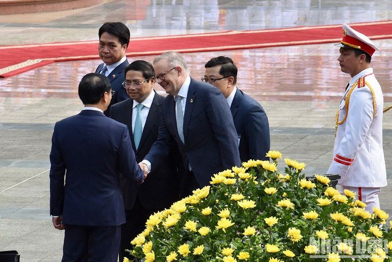 政府总理范明正向澳大利亚总理安东尼·阿尔巴尼斯介绍越方代表团成员。 政府总理范明正向澳大利亚总理安东尼·阿尔巴尼斯介绍越方代表团成员。