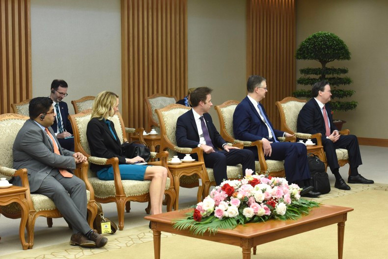 美国驻越南大使马克·纳珀(Marc Knapper )和美方代表团成员。 美国驻越南大使马克·纳珀(Marc Knapper )和美方代表团成员。