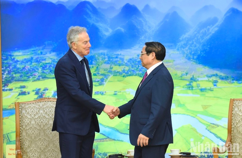 政府总理范明正和英国前首相、托尼·布莱尔全球变化研究所 执行主席托尼·布莱尔握手。 政府总理范明正和英国前首相、托尼·布莱尔全球变化研究所 执行主席托尼·布莱尔握手。