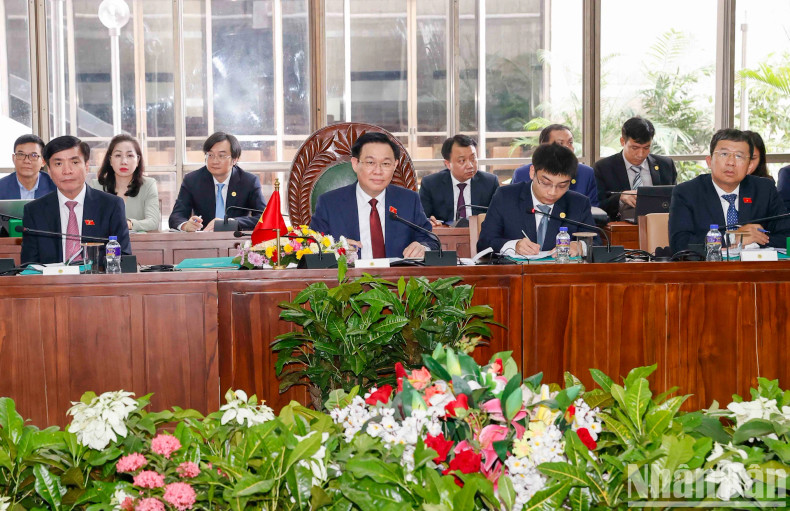 越南国会主席王廷惠在会谈中发表讲话。 越南国会主席王廷惠在会谈中发表讲话。