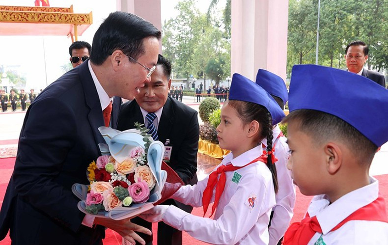 首都万象的儿童向国家主席武文赏赠送鲜花。 首都万象的儿童向国家主席武文赏赠送鲜花。