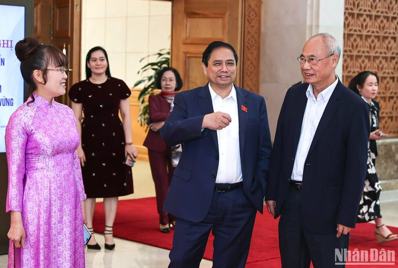 范明正总理与各位代表交流。 范明正总理与各位代表交流。