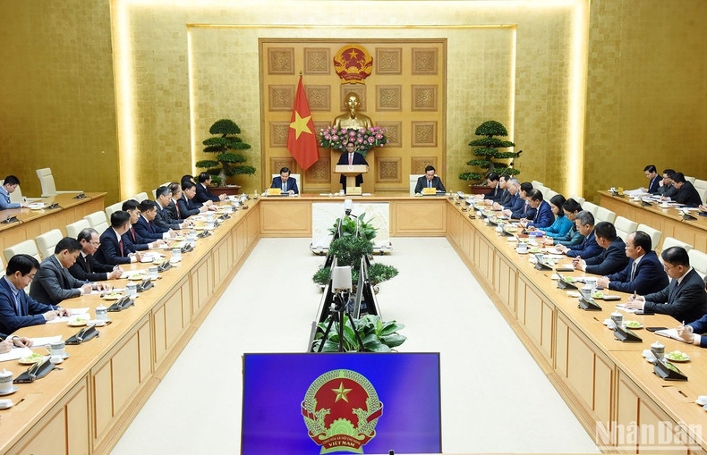 范明正总理就越南外交部门对国家建设与保卫事业作出巨大贡献予以高度评价。 范明正总理就越南外交部门对国家建设与保卫事业作出巨大贡献予以高度评价。