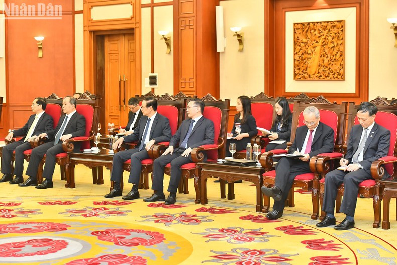 越方代表团成员。