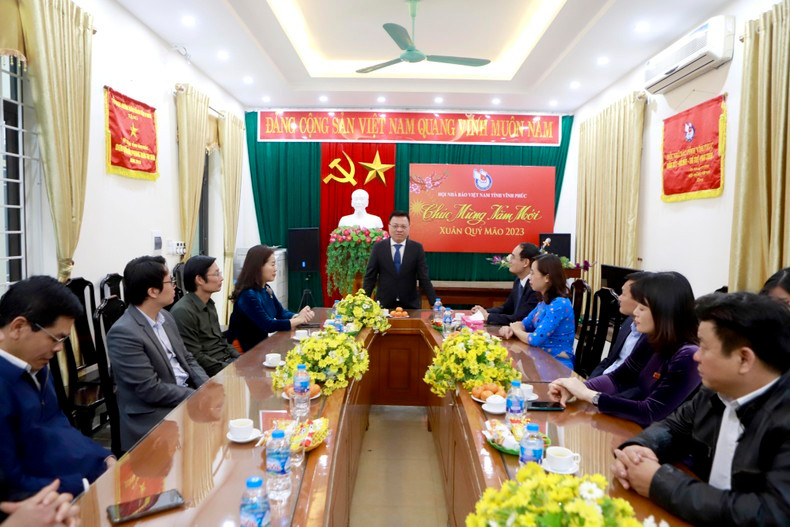 《人民报》 社总编辑黎国明与永福省新闻媒体机构代表举行工作会议。