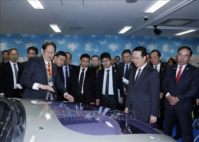 国家主席武文赏参观九州大学氢能国际研究中心。（图片来源：越通社）