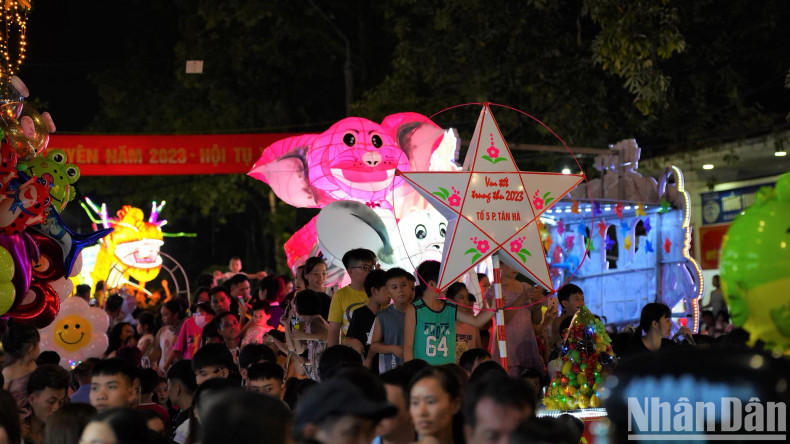 中秋节灯的巨型灯笼模型从农历七月初一开始出现在街头。（中孝 摄）