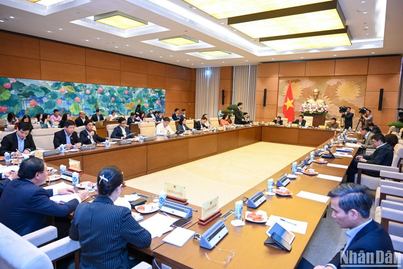 会议在国会大厦举行。 会议在国会大厦举行。