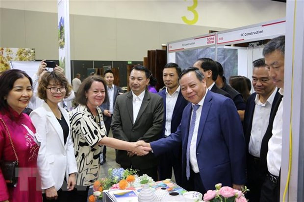 河内市代表团参观阿德莱德国际家居用品展中的“河内-越南”展馆。(图片来源:越通社) 河内市代表团参观阿德莱德国际家居用品展中的“河内-越南”展馆。(图片来源:越通社)