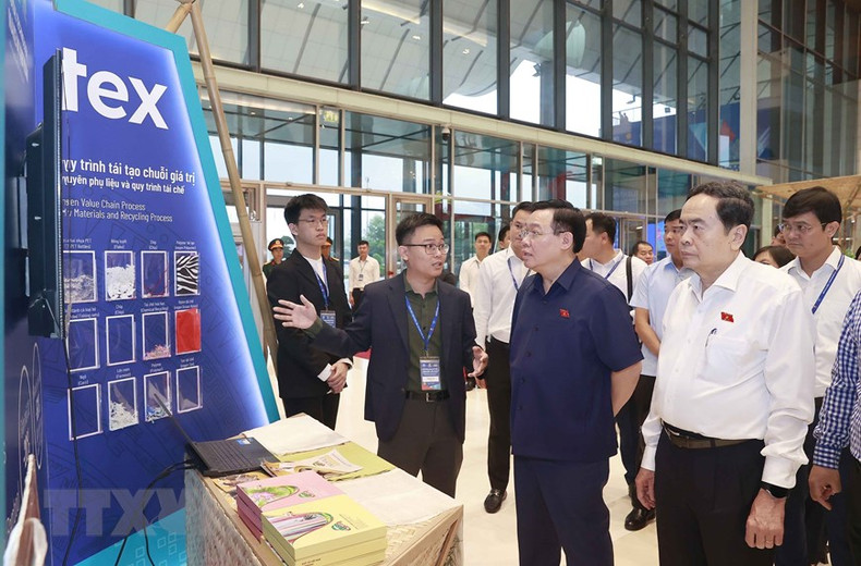 国会主席王廷惠参观会议的展位。 国会主席王廷惠参观会议的展位。